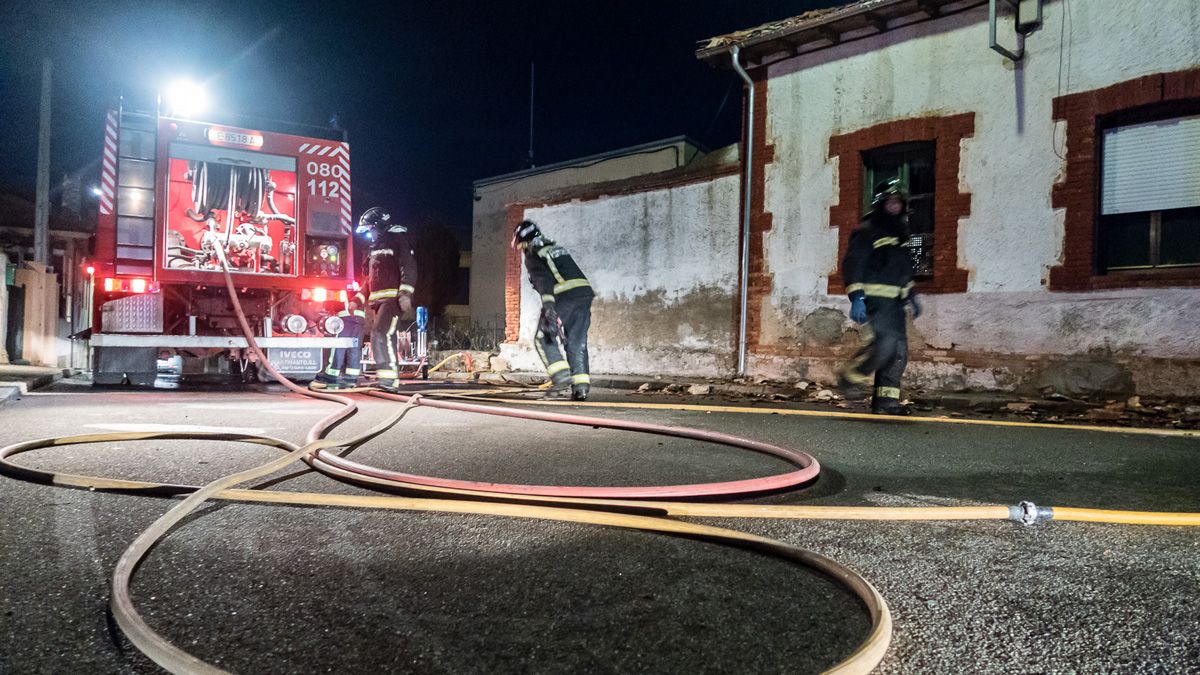Incendio en una vivienda de la localidad de Val de San Lorenzo en una imagende archivo. | BOMBEROS DE LEÓN