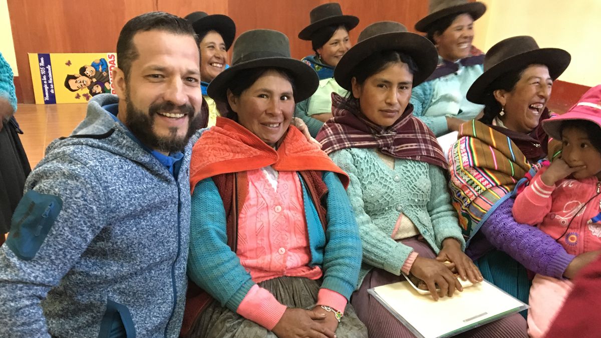 El cooperante berciano José Luis Rodríguez, con mujeres de la zona de  Adahuaylas y  Abancay, en Perú.