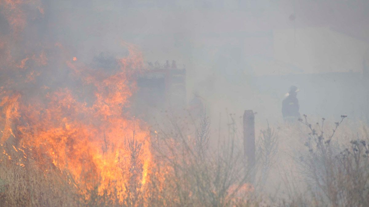 Imagen de archivo de un incendio en León. | DANIEL MARTÍN