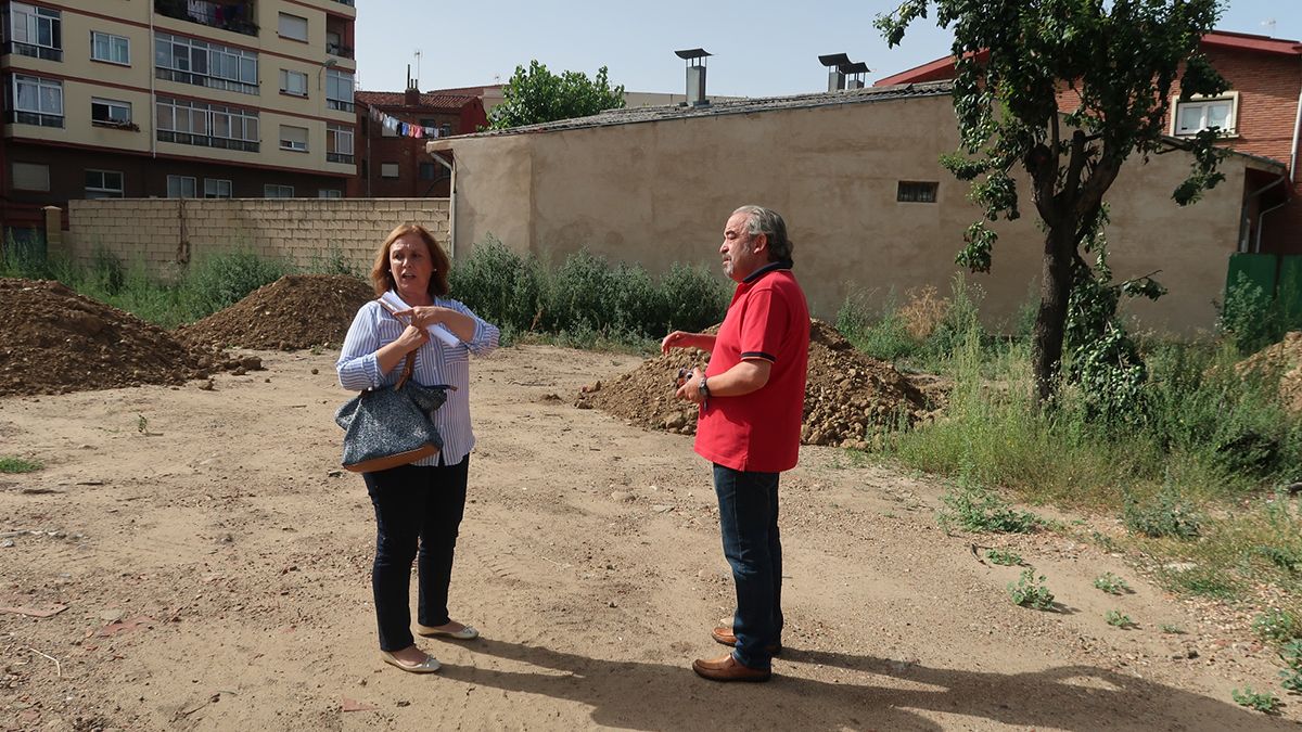 La concejala Aurora Baza durante su visita al solar que acogerá el jardín | L.N.C.