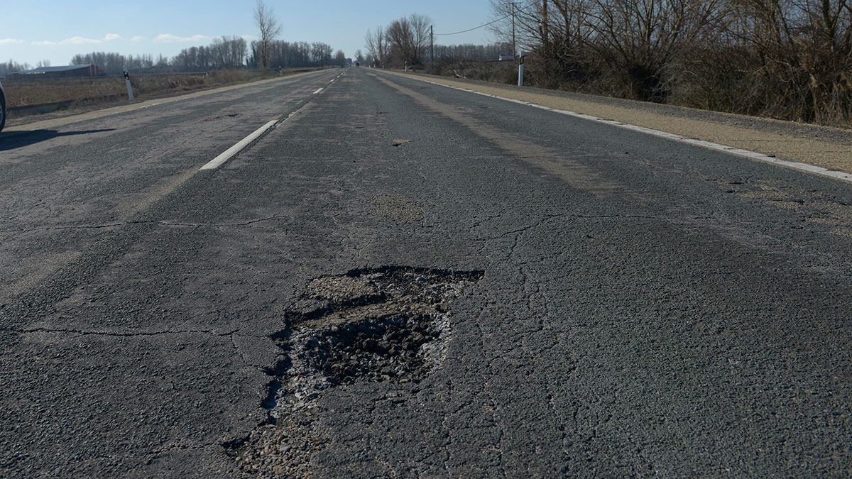 Uno de los muchos bases de la N-630 entre Villademor de la Vega y Toral de los Guzmanes. | MAURICIO PEÑA