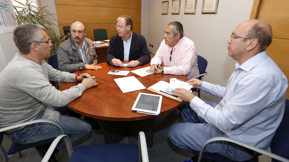 El candidato a la Alcaldía del Ayuntamiento de León por el PP, Antonio Silván, se reúne con el presidente de la Asociación Provincial de Autotaxi, Miguel Ángel Matilla. | CARLOS S. CAMPILLO (ICAL)