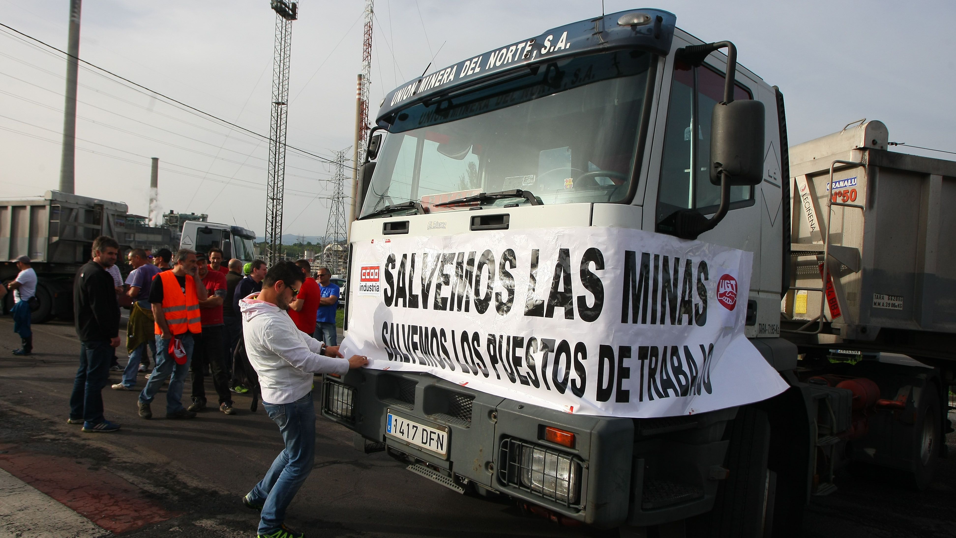 Los mineros bloquearon la entrada de camiones a primera hora de este miércoles en Compostilla. | C. Sánchez (Ical)