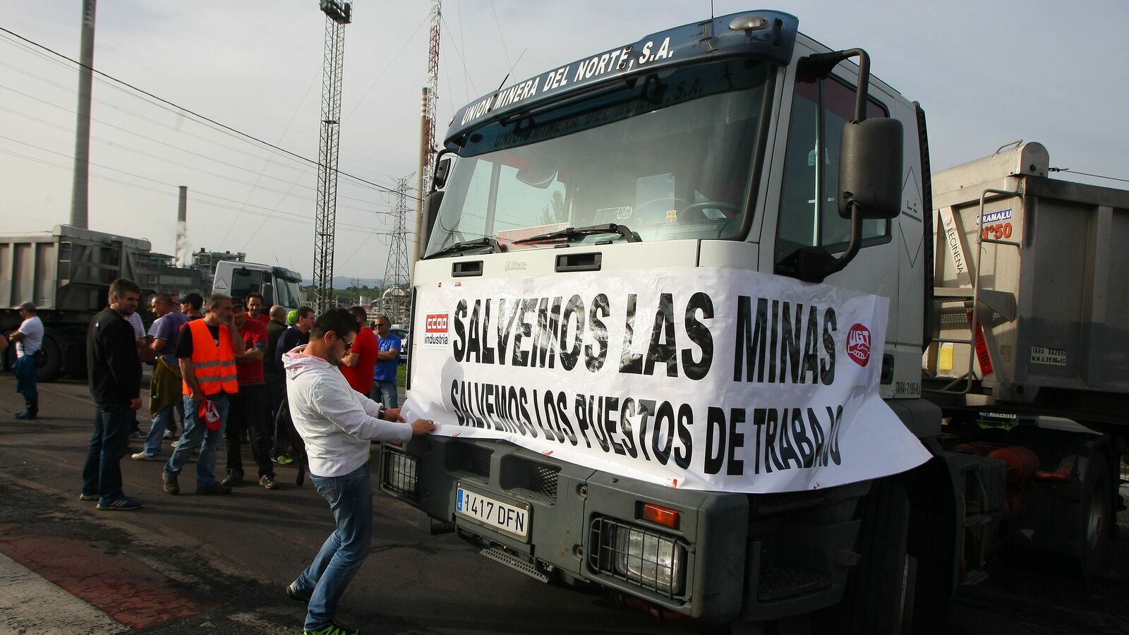 Los mineros bloquearon la entrada de camiones a primera hora de este miércoles en Compostilla. | C. Sánchez (Ical) Los mineros bloquearon la entrada de camiones a primera hora de este miércoles en Compostilla. | C. Sánchez (Ical)