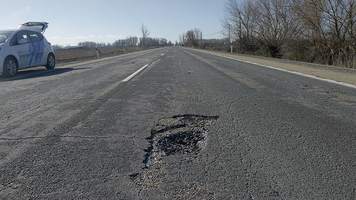 Bache en la autovía N-630 que conecta León y Benavente. | M. Peña Bache en la autovía N-630 que conecta León y Benavente. | M. Peña