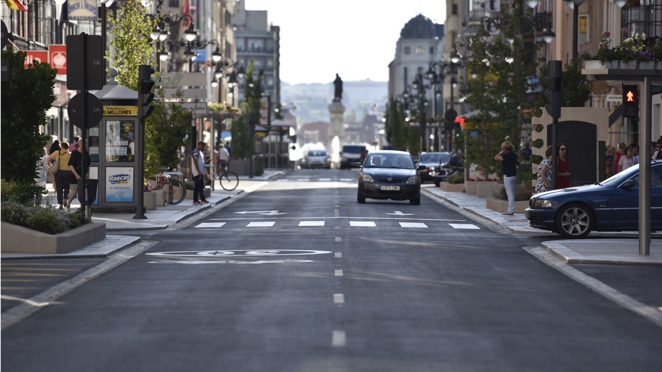 Los coches han vuelto a circular por la céntrica avenida de Ordoño este martes. | SAUL ARÉN