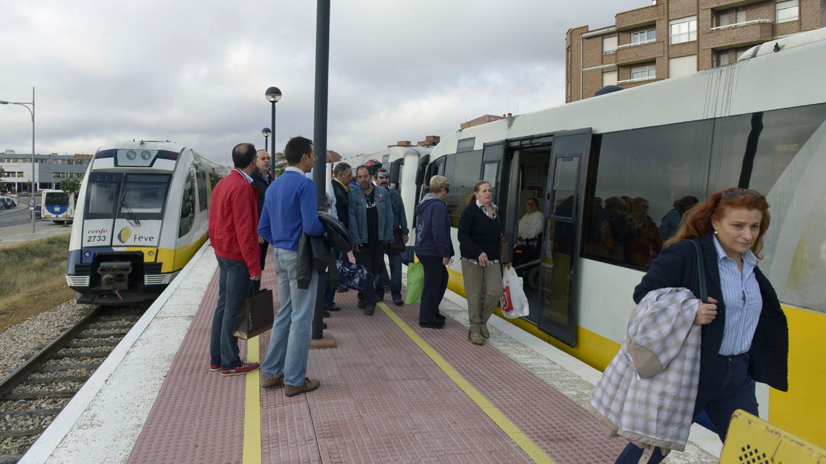 Viajeros a la espera de subir a uno de los trenes de Feve. | MAURICIO PEÑA