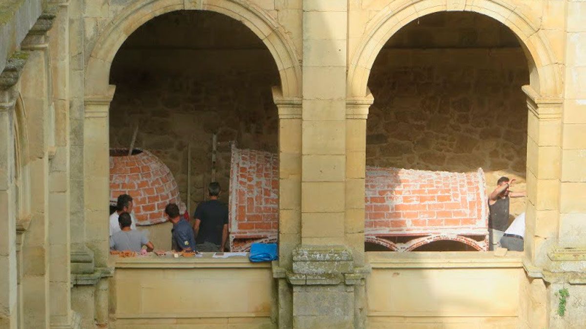 Vista de las bóvedas tabicadas terminadas desde el segundo piso del claustro. | JOSÉ IGNACIO MUNUERA ECHAVE