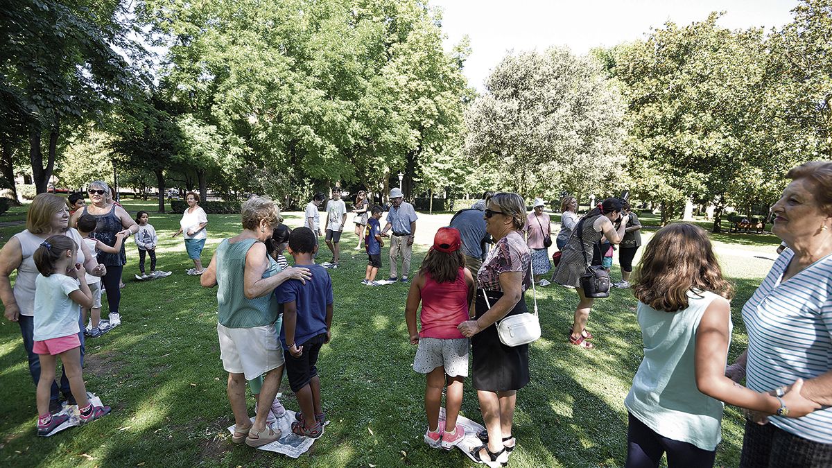 Las actividades hicieron las delicias de pequeños y mayores en el conocido parque de la capital leonesa. | SAUL ARÉN