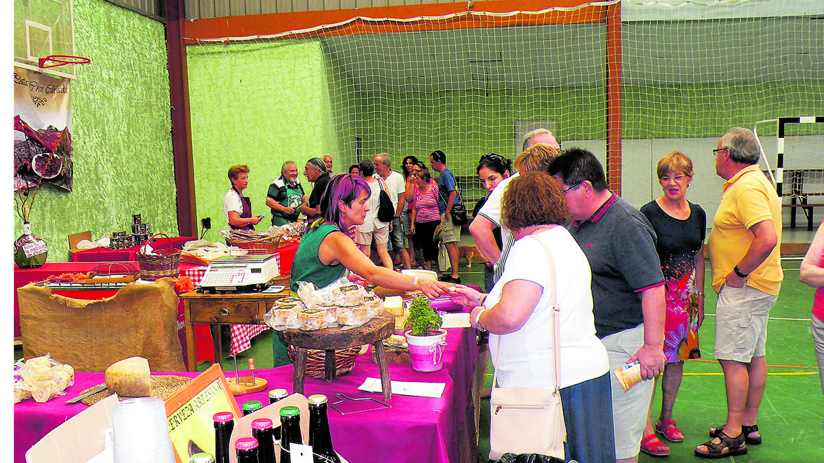 En la imagen, fotografía de archivo del mercado de la Feria de Turismo Rural de Vegacervera. |ESTEFANÍA NIÑO