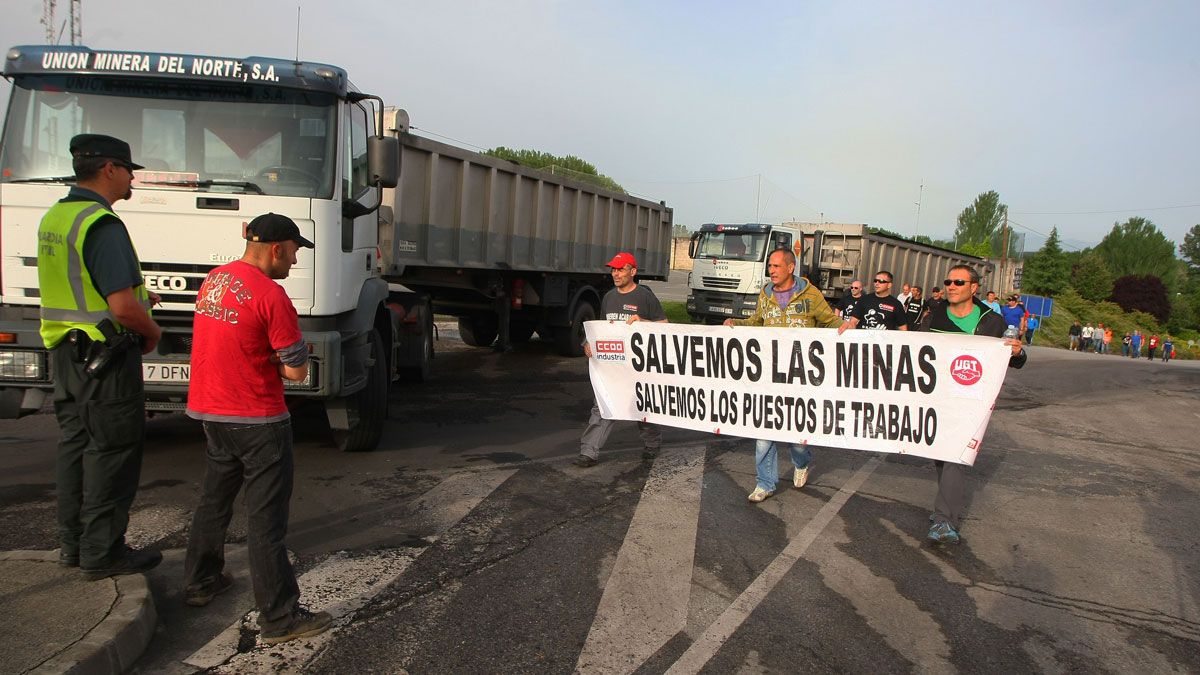 Imagen de la protesta de esta mañana frente a la central térmica de Compostilla. | C. SÁNCHEZ (ICAL)