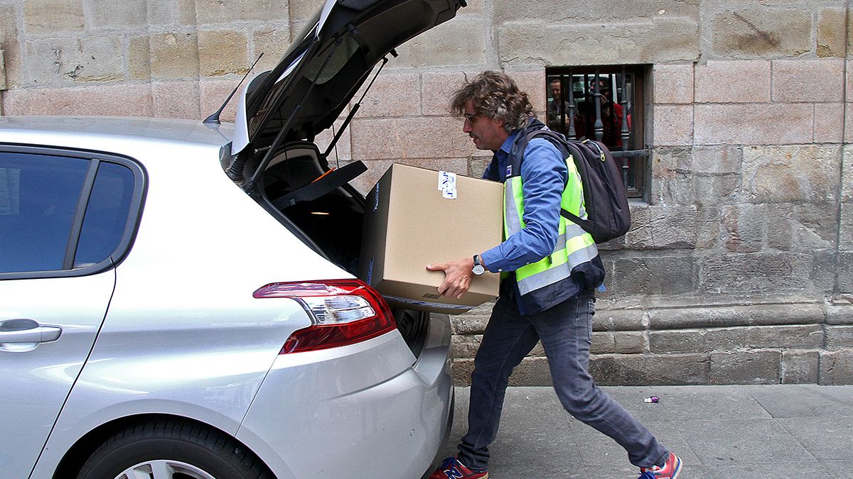 Imagen de archivo de uno de los técnicos de la Udef recogiendo información en el Ayuntamiento de Astorga. | ICAL