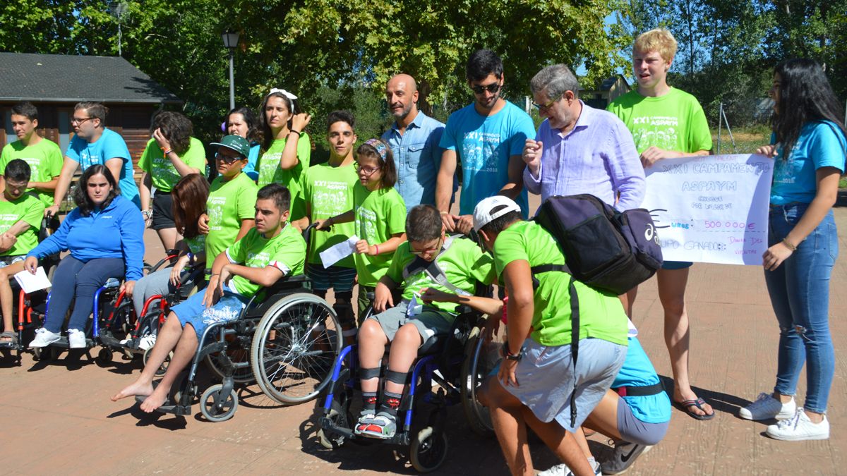 Jesús Celada y Julio Herrero, junto a voluntarios, monitores y participantes en el campamento. | D.M.