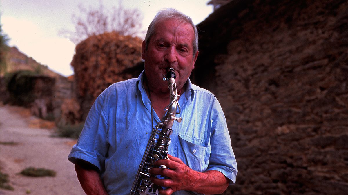 El saxofón mató muchas de soledad de Sergio en las calles de Odollo. | CECILIA ORUETA