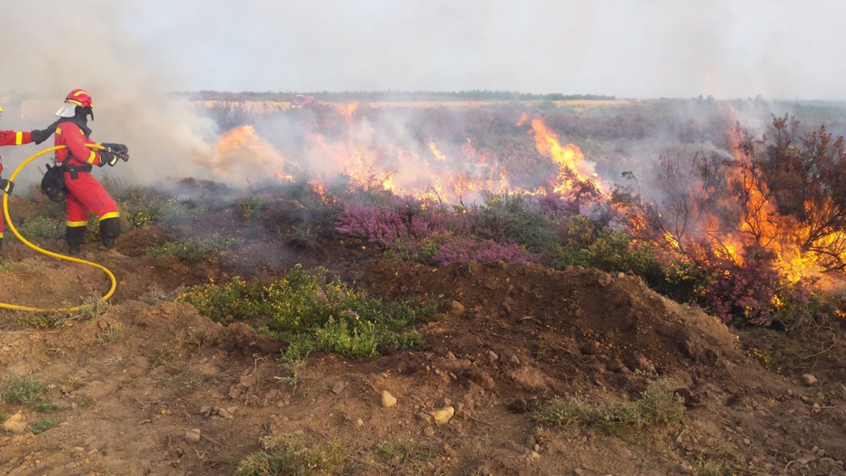 Uno de los militares de la UME tratando de apagar un fuego controlado durante los ejercicios.