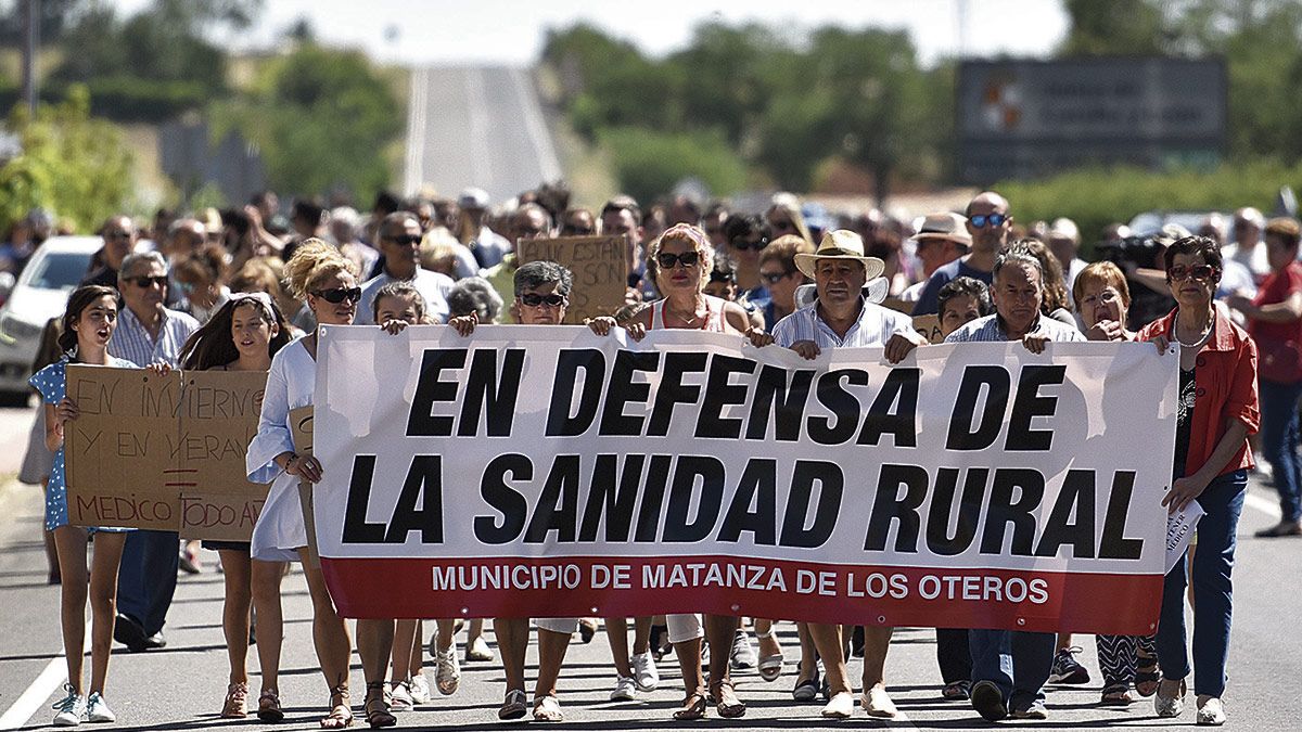 Manifestantes este sábado partiendo del Centro de Salud de Valencia de Don Juan clamando por la pervivencia de los consultorios médicos en los pueblos. | SAÚL ARÉN