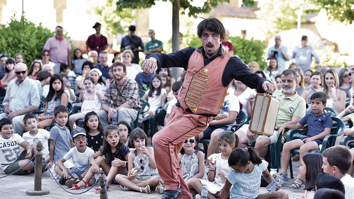 Un momento de la primera actuación del Festival Internacional de Payasos en Gordoncillo. | SAÚL ARÉN