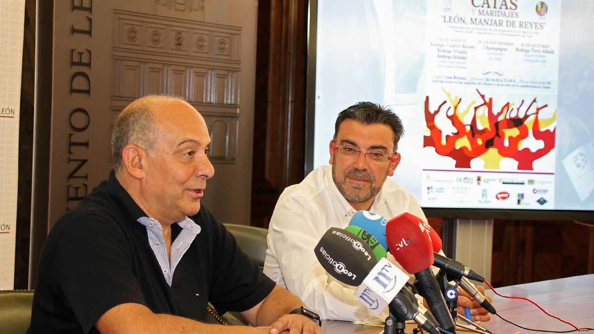 El concejal Pedro Llamas y el director del Instituto de Investigación de viñas y vinos, Enrique Garzón, en la presentación. |ICAL.
