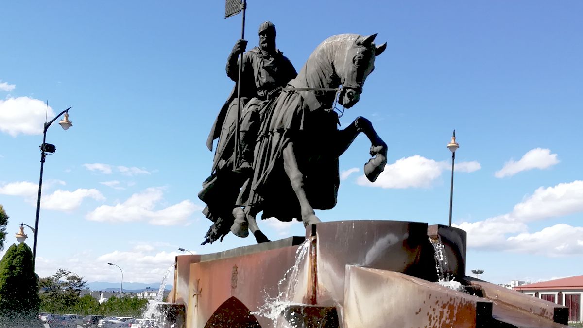 El Caballero Templario, sobre su peana del puente de hierro. | D.M. El Caballero Templario, sobre su peana del puente de hierro. | D.M.