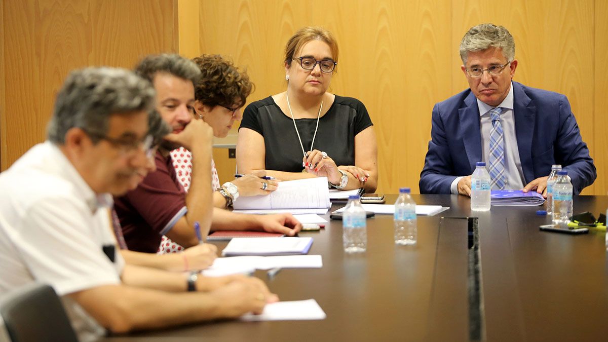 El gerente regional de Sacyl, Rafael López (D), se reúne con el comité de huelga del Sindicato Médico de Castilla y León (Simecal). | ICAL