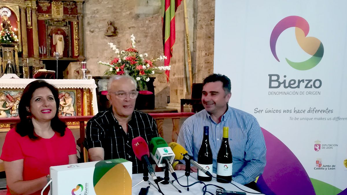 Misericordia Bello, presidenta de la DO Bierzo, Jesús Álvarez, párroco de Carracedo y José Manuel Blanco, alcalde de Priaranza, en la presentación del acto. | D.M.