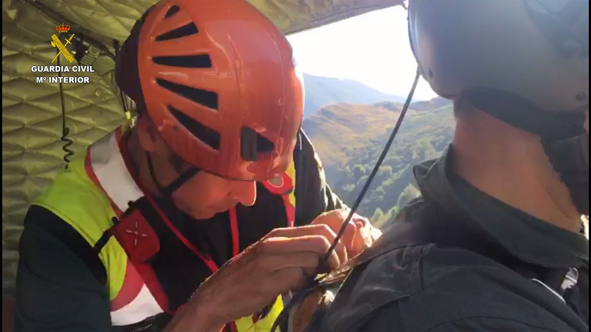 Imagen del rescate de los menores por la Guardia Civil.|L.N.C.