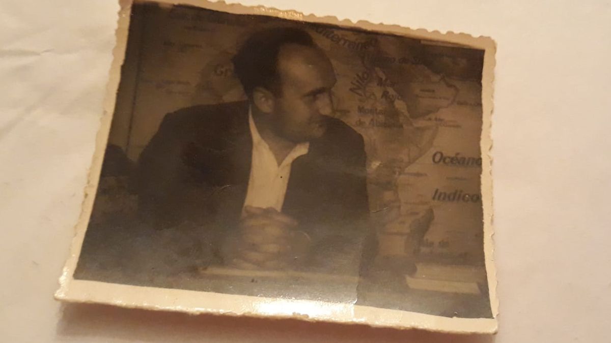 Foto antigua de Daniel Balboa en su mesa de maestro. | L.N.C.