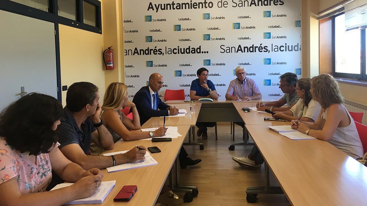 La reunión mantenida este martes en el Ayuntamiento de San Andrés. | L.N.C.