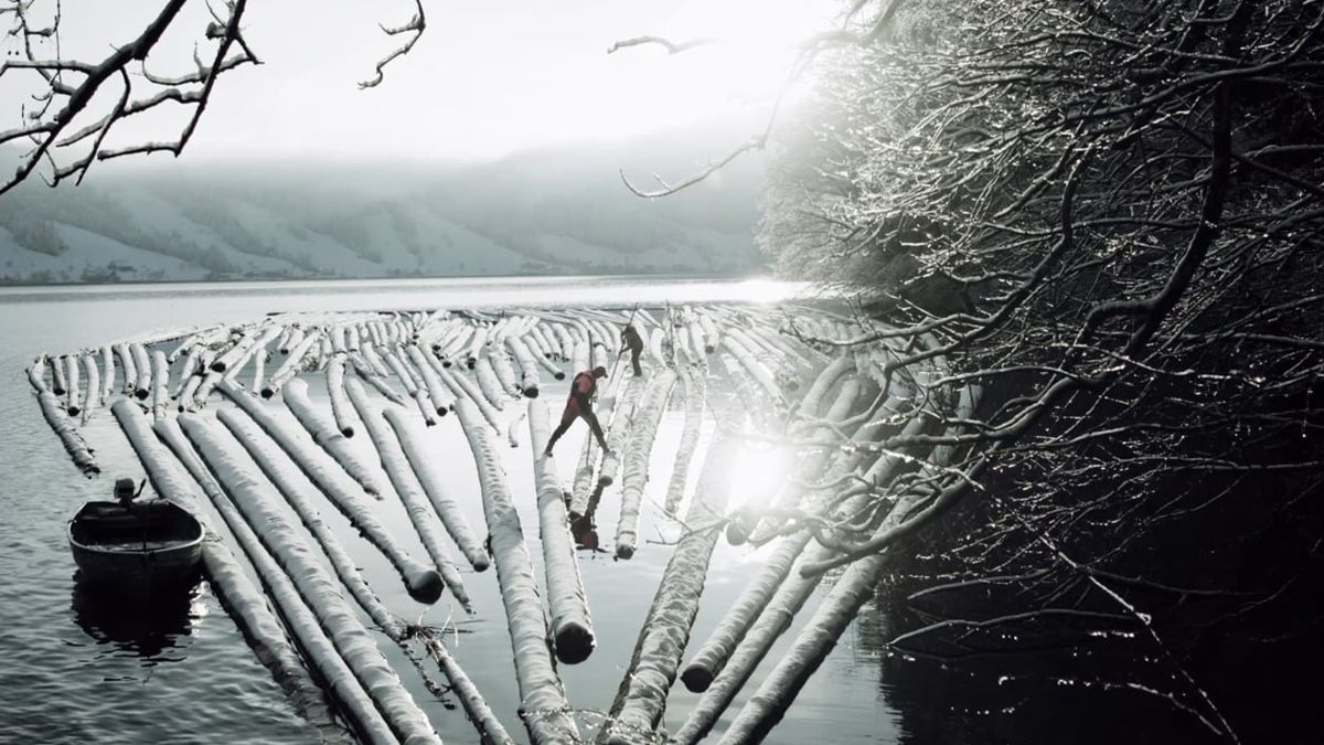 La tala de árboles en el lago glaciar de ägeri centra la acción del documental suizo ‘Inz Holz’, que se exhibe este jueves en Lois. |L.N.C.