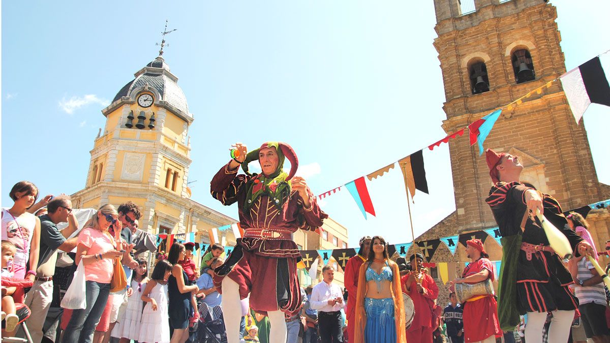 El mercado medieval es una de las propuestas que nunca fallan en el calendario festivo de La Asunción en La Bañeza.