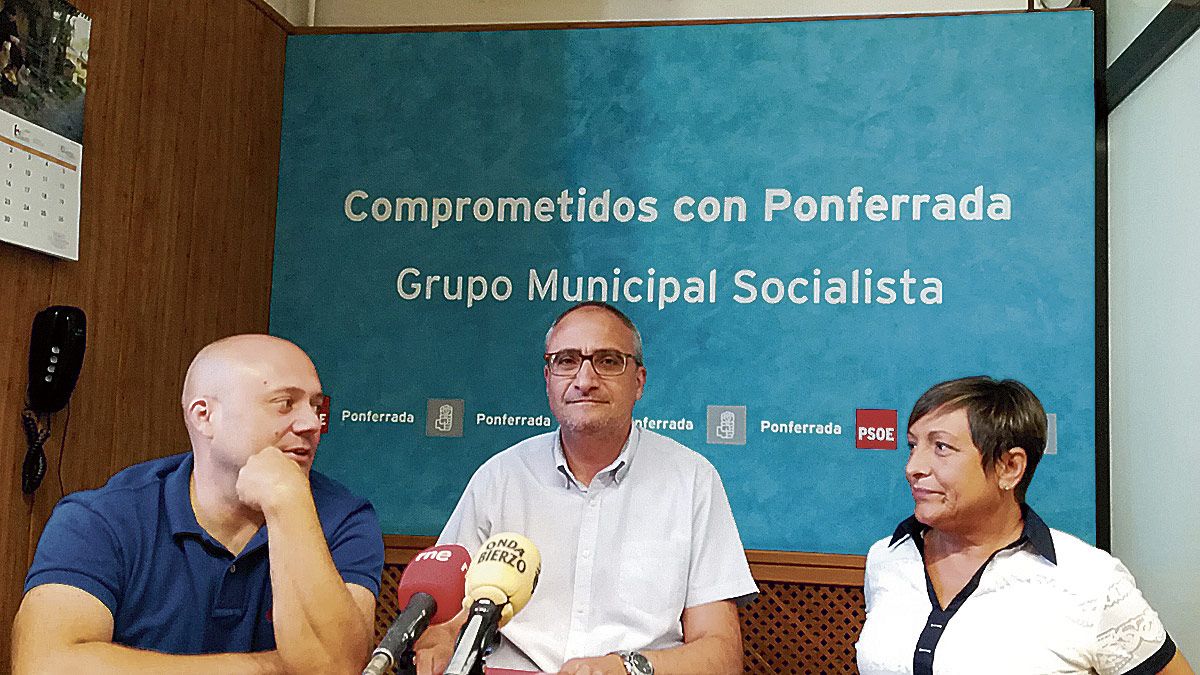 Olegario Ramón con dos de sus concejales en rueda de prensa. | M.I.