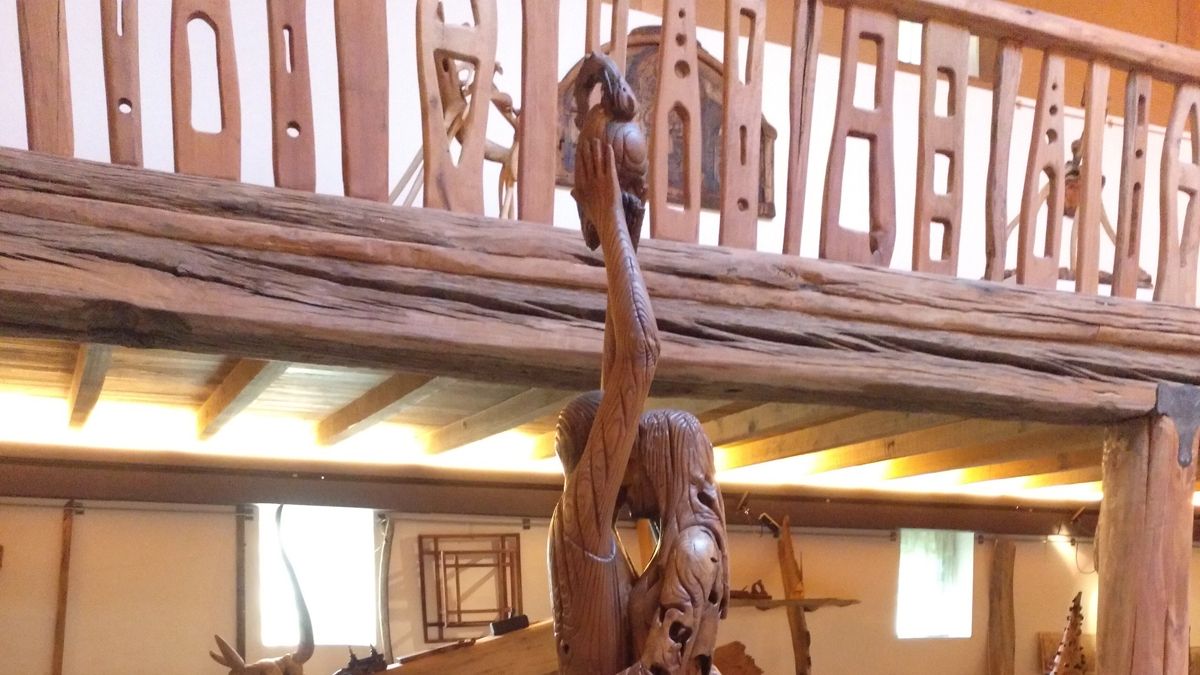 La escultura de los bailarines en la Casa de las Gentes espera a que comience el festival. | M.I. La escultura de los bailarines en la Casa de las Gentes espera a que comience el festival. | M.I.