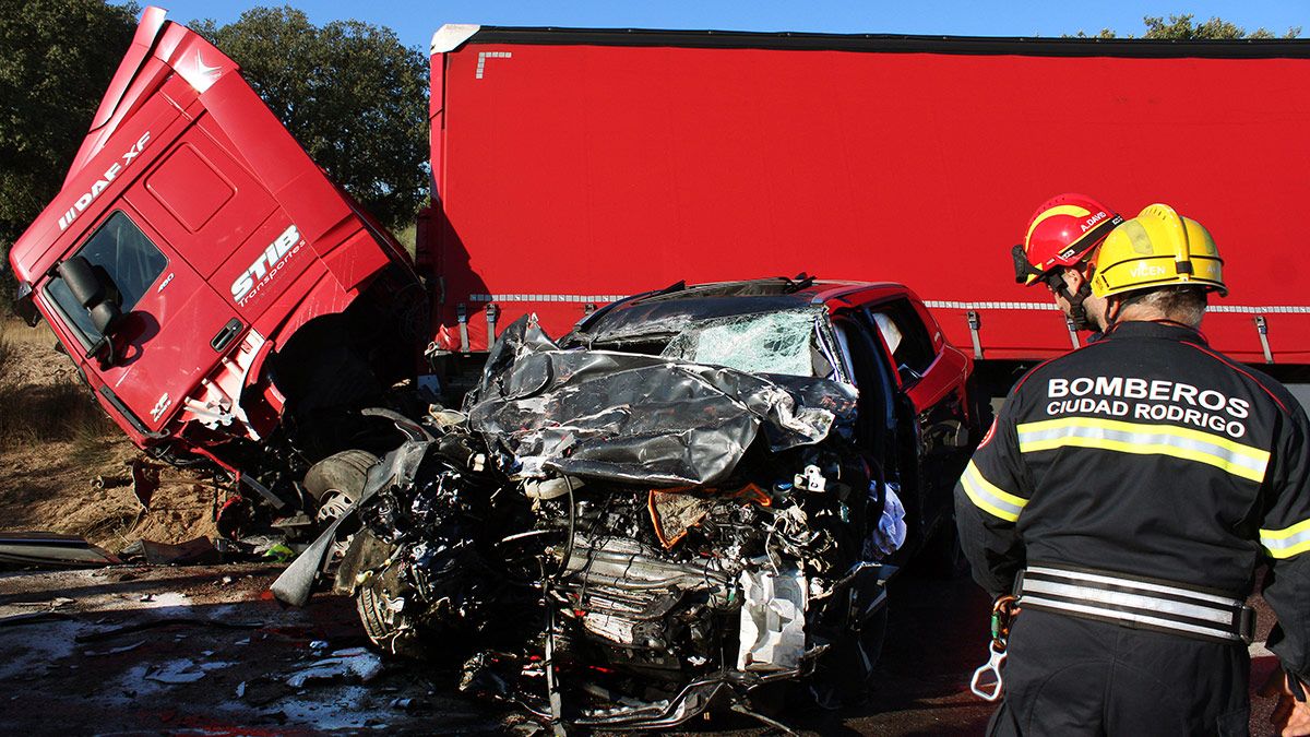 Estado en el que han quedado el coche y el camión tras el choque. | ICAL Estado en el que han quedado el coche y el camión tras el choque. | ICAL