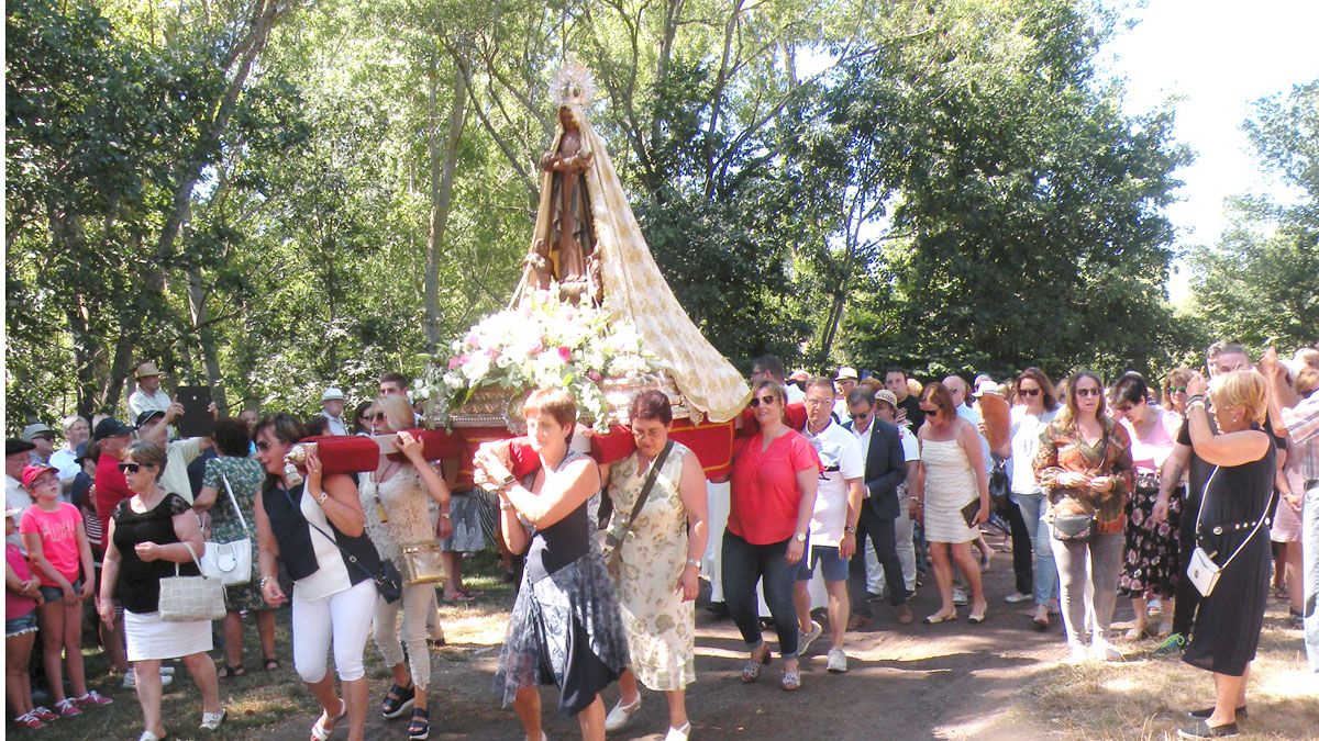 En la imagen, un momento de la tradicional romería de Nuestra Señora de Boinas, en Robles de la Valcueva. | E. NIÑO