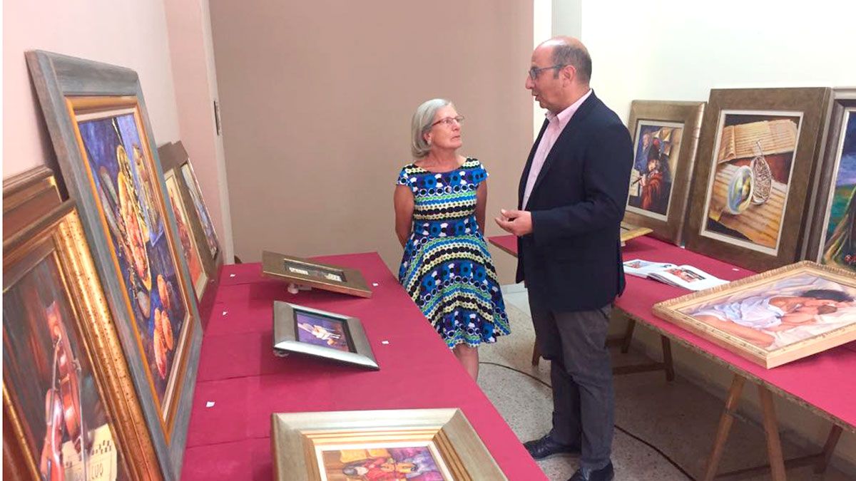 El alcalde de La Pola de Gordón junto con la autora de la exposiciones Covadonga Valencia.