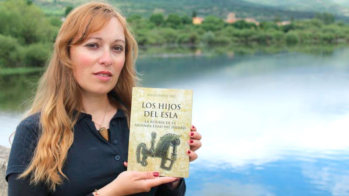 María Ferrer con ‘Los hijos del Esla’ es una de las autoras presentes en la Feria del Libro de Truchas. | LA FUEYA CABREIRESA