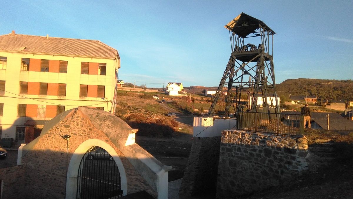 Imagen de las edificaciones del Pozo Viejo de Fabero, donde se ha recuperado el castillete y se quieren seguir arreglando edificios. | D.M.