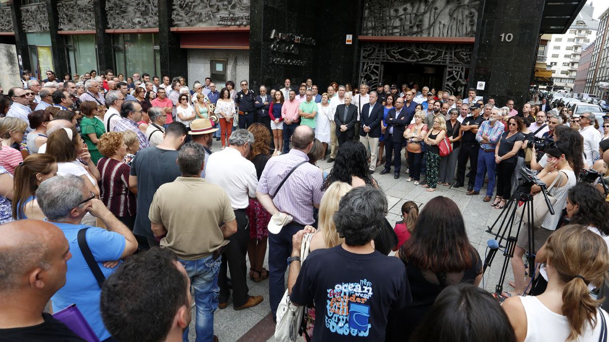 Cinco minutos de silencio frente al Ayuntamiento tras los atentados en Cataluña hace un año. |ICAL