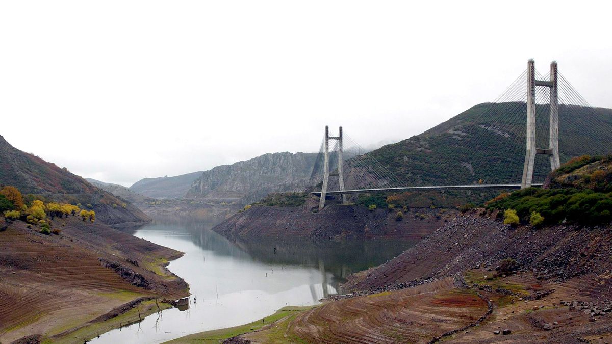 El puente del embalse de Barrios de Luna es similar al de Génova. | ICAL