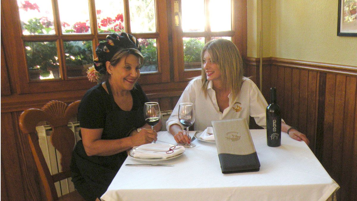 Rosa María Gutiérrez y Marina Cantalapiedra, del restaurante Entrepeñas. |L.N.C.