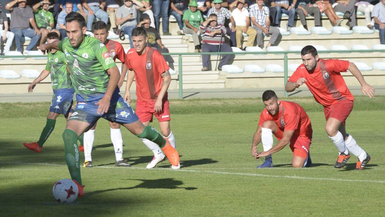 Un instante del partido entre Astorga y Real Burgos. | MAURICIO PEÑA