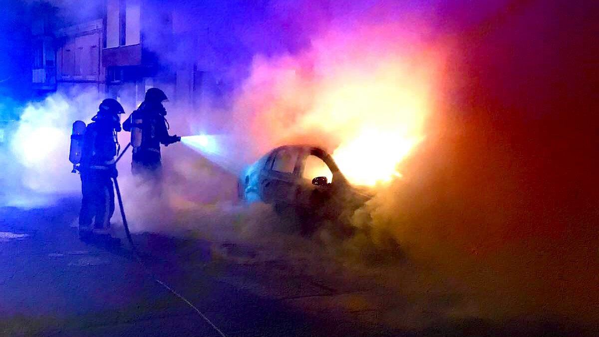 Actuación de los bomberos para sofocar el incendio del vehículo en la calle Benito Arias Montano. | BOMBEROS AYTO LEÓN
