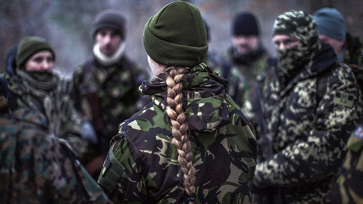 06/12/2014. Ksenia Moshyhyna, de 30 años, instruye a los voluntarios durante un entrenamiento militar en un bosque a las afueras de Kiev. | J.M. LÓPEZ