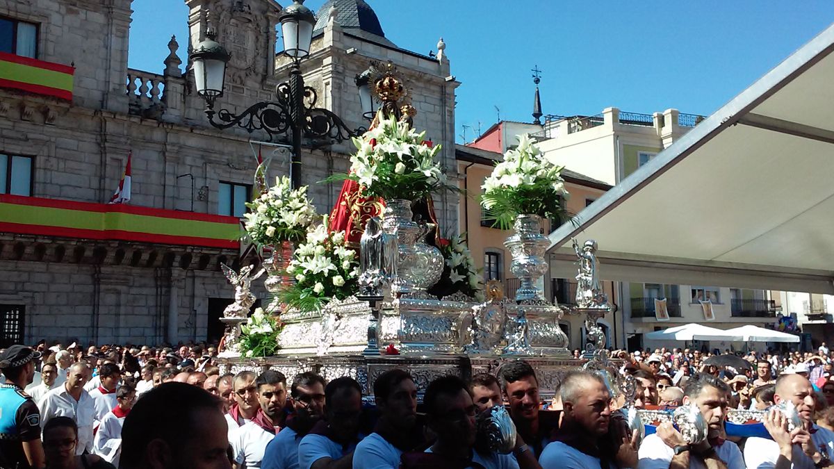 Imagen de archivo de  una  ofrenda a la Virgen de la Encina, con la plaza del Ayuntamiento de Ponferrada, donde se celebran los actos, abarrotada. | D.M.