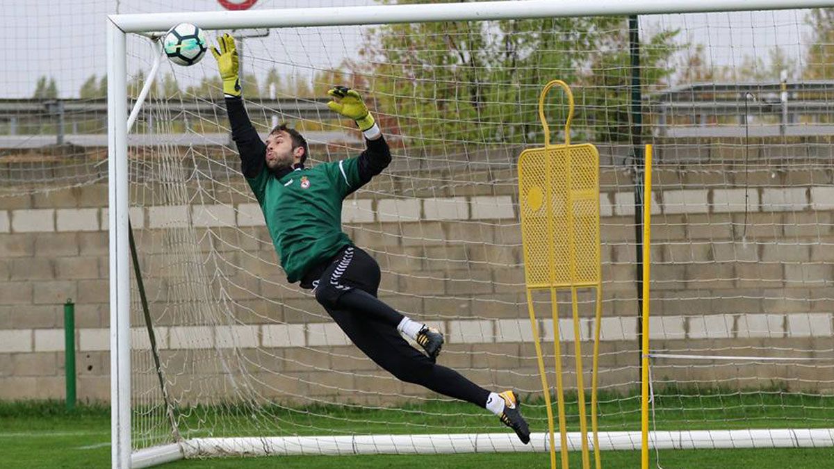 Jesús Fernández, durante un entrenamiento con la Cultural en Puente Castro. | CYDLEONESA