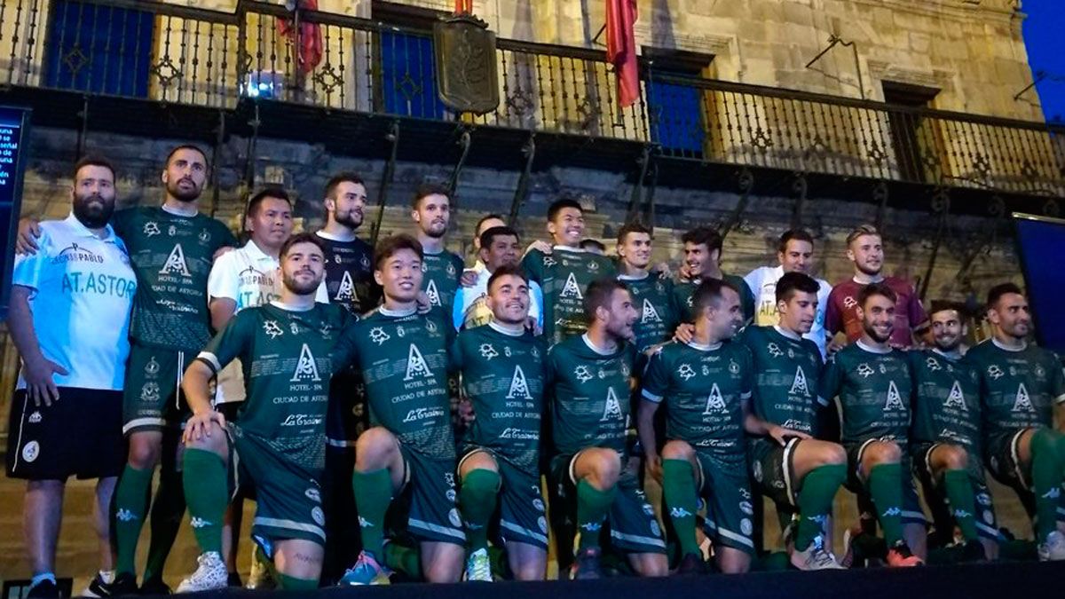 El Atlético Astorga, durante la presentación de sus nuevas camisetas. | ATLETICOASTORGA