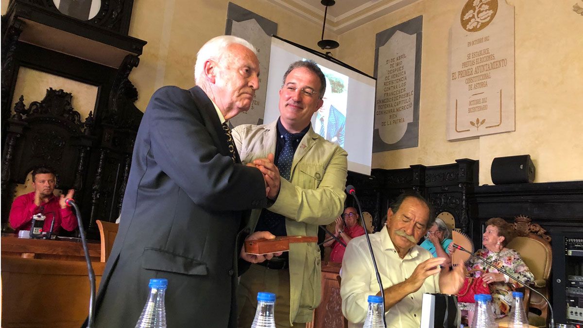 Un momento de la entrega de la medalla al periodista Alberto Delgado. | P.F.