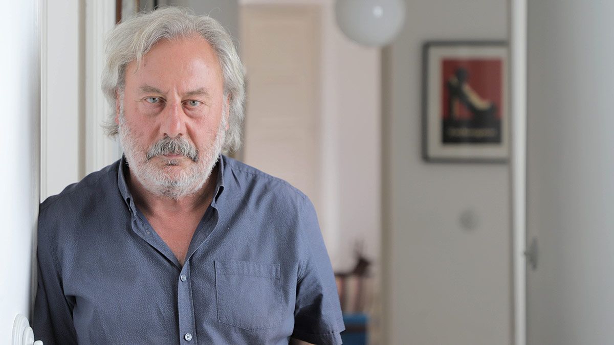 Julio Llamazares, en su domicilio de León. | EDUARDO MARGARETO (ICAL)