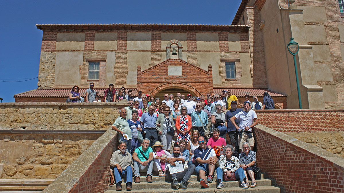 Excursionistas en la iglesia de Matadeón, viaje organizado por y para los propios vecinos de Los Oteros. | JAVIER REVILLA