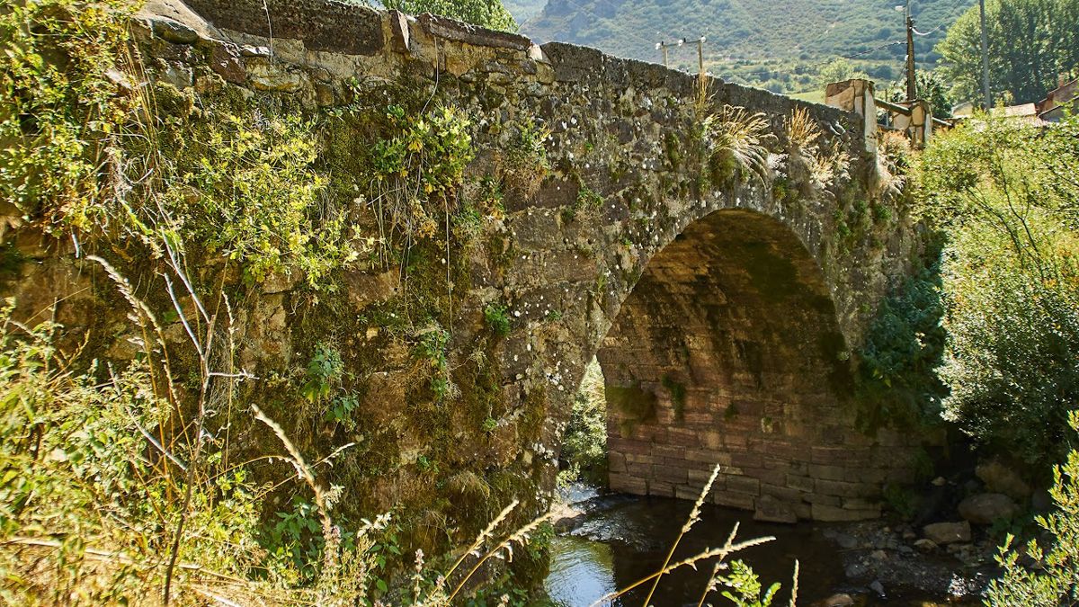Puente de Villanueva de Pontedo sobre el río Torío. | L.SOLERA